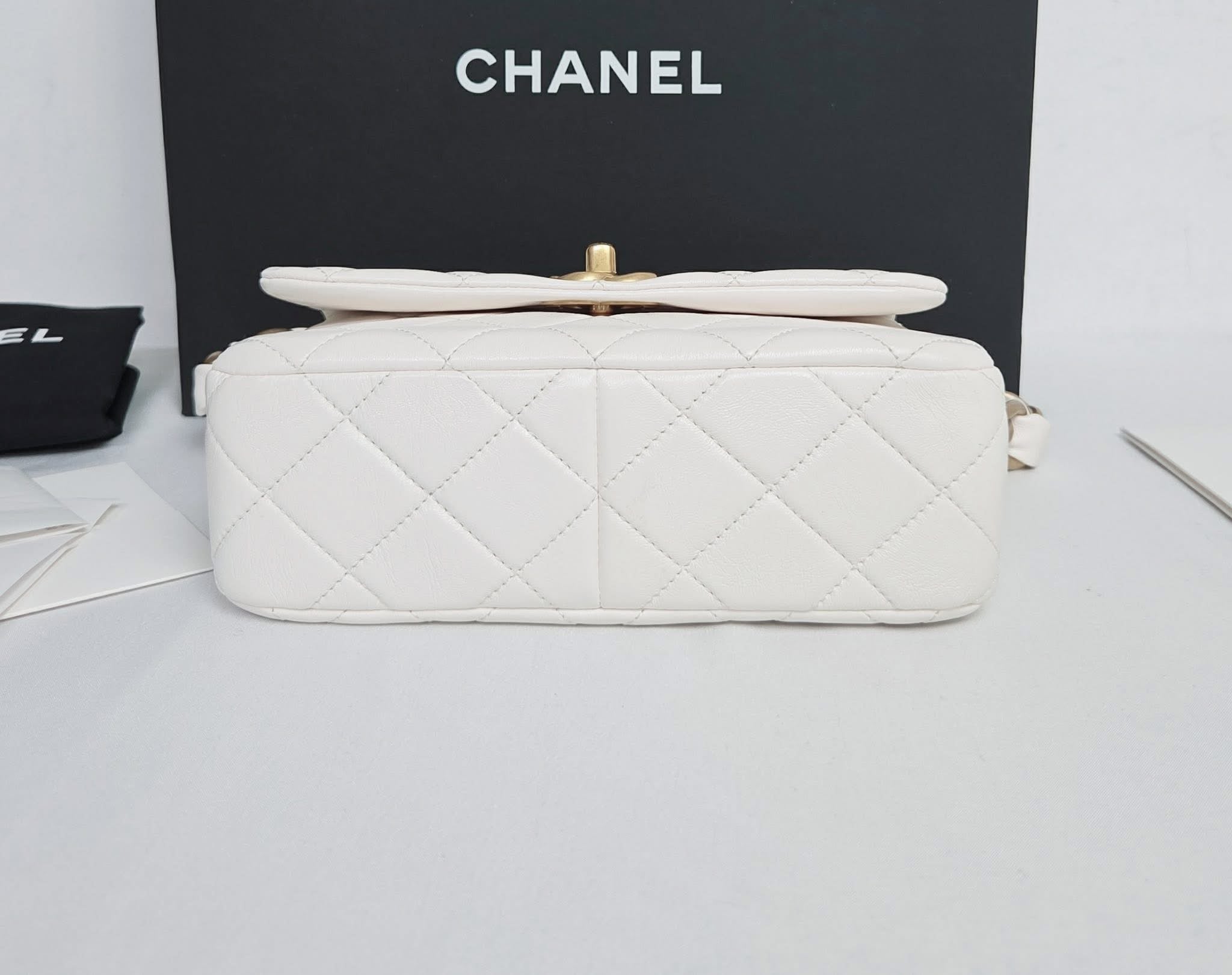Chanel Chanel 25 White Quilted Flap Bag GHW
