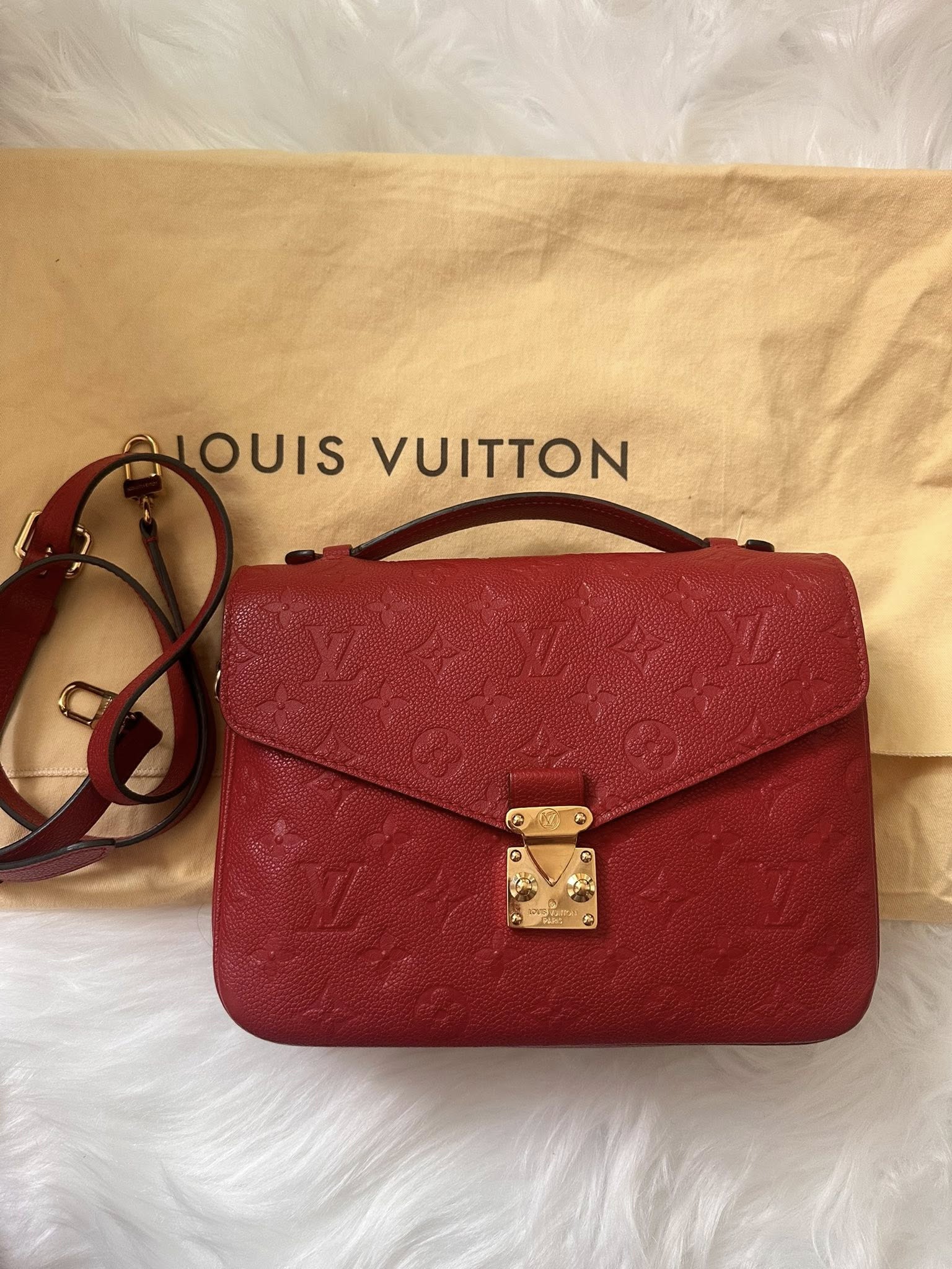 Louis Vuitton Pochette Metis in red Monogram Empreinte leather
