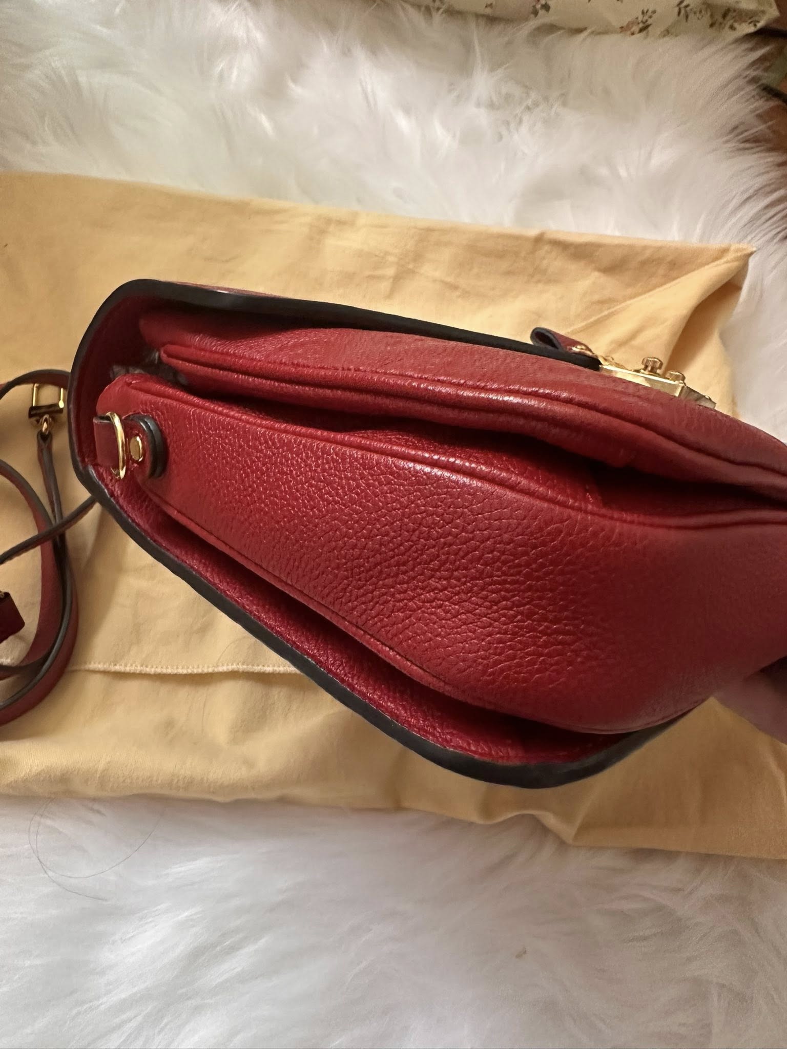 Louis Vuitton Pochette Metis in red Monogram Empreinte leather