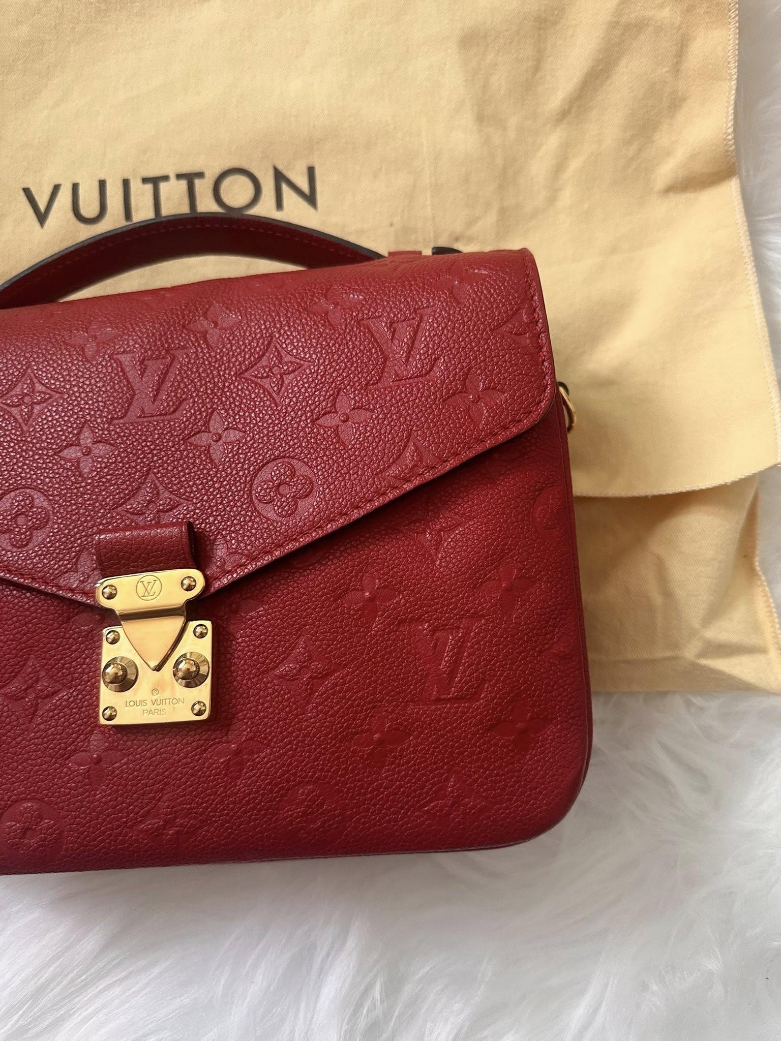 Louis Vuitton Pochette Metis in red Monogram Empreinte leather