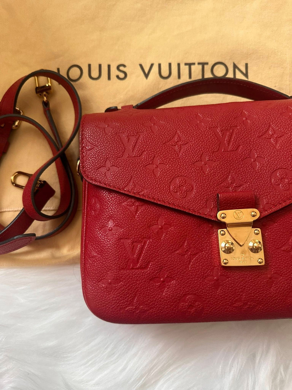 Louis Vuitton Pochette Metis in red Monogram Empreinte leather