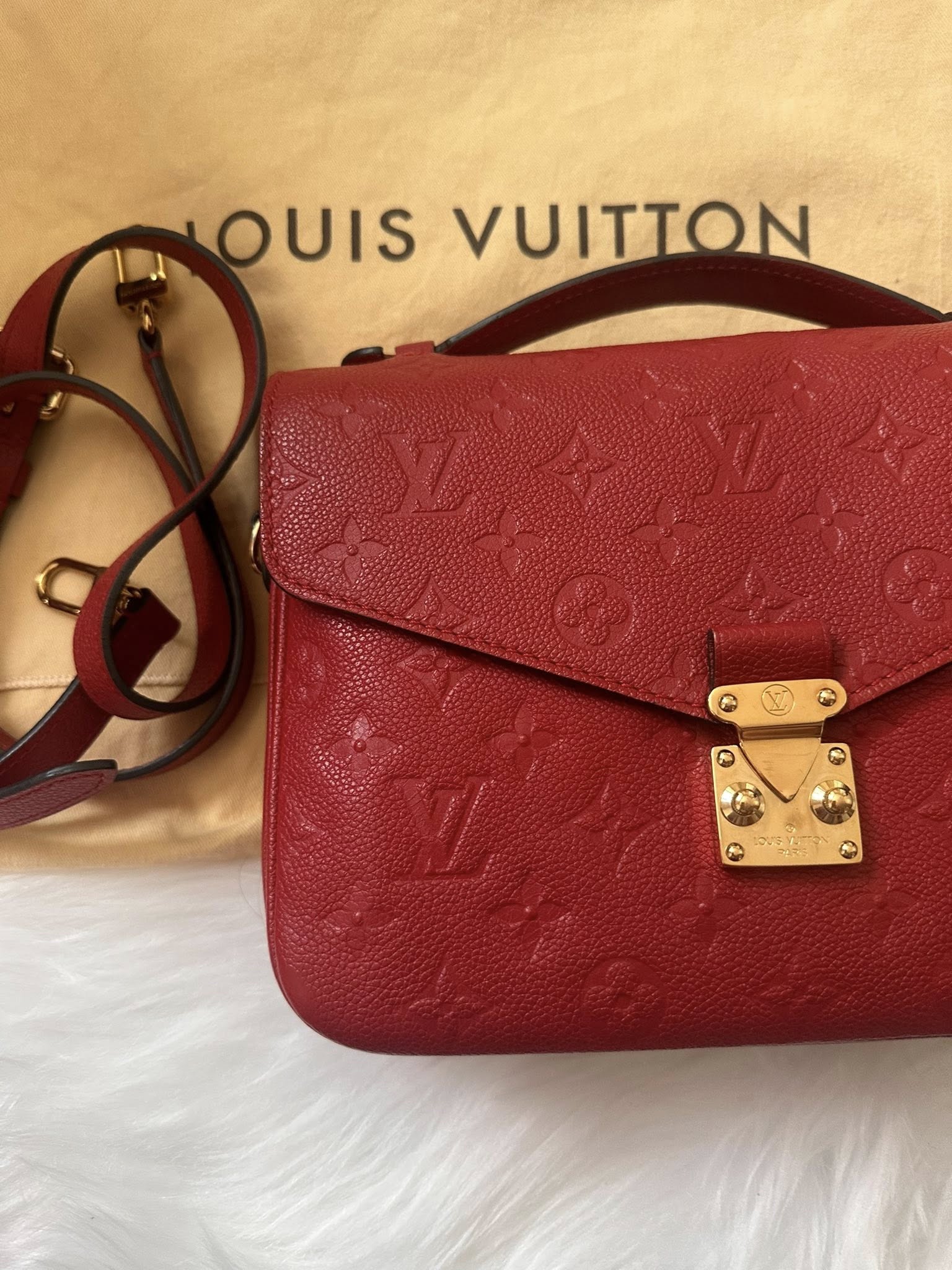 Louis Vuitton Pochette Metis in red Monogram Empreinte leather